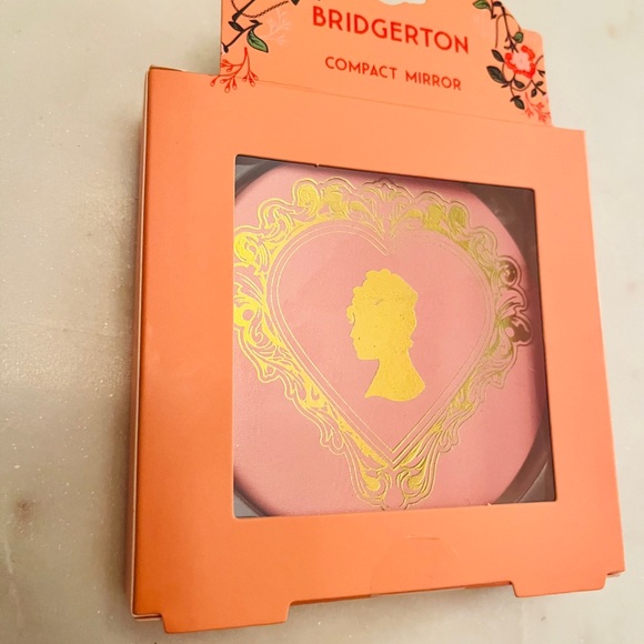 Bridgerton Compact Mirror with Gold Heart Design (NIB) - Picture 4 of 8